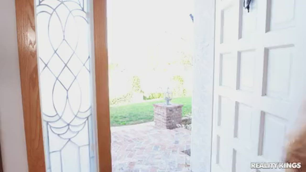 Cleaning House with Ms London's Huge Tits : video clip
