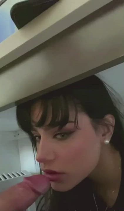Surprise under the table : video clip