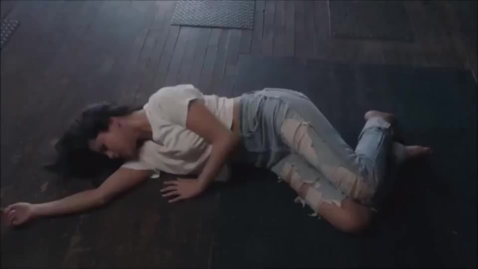Selena Gomez is always braless : video clip