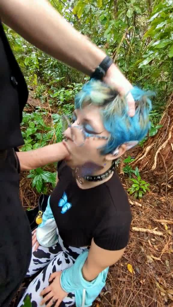 A little rain is no reason to not get a blowjob at a park : video clip