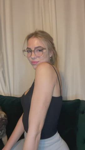 this is how i walk around the apartment on our first date and hope you make your moves : video clip
