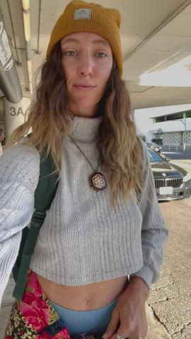 Just waiting for my ride at the airport [gif] : video clip