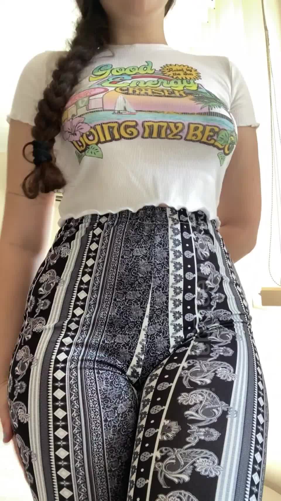 The perfect pants for the perfect ass : video clip