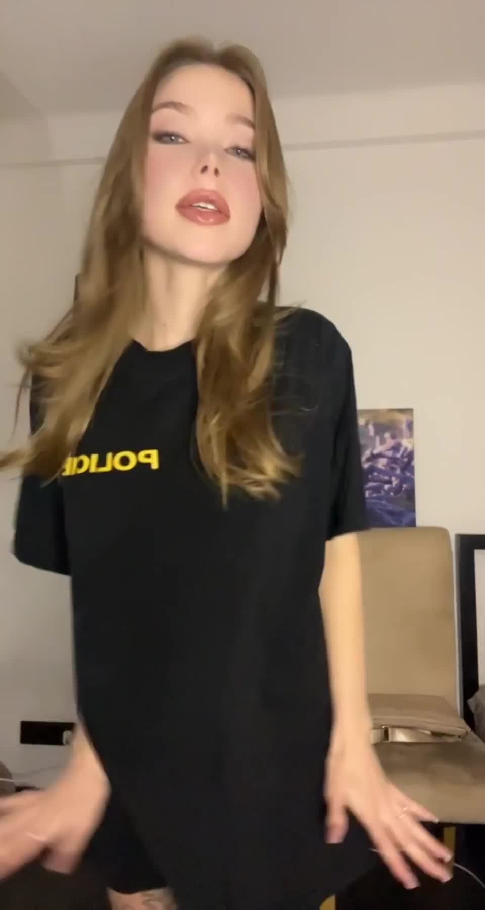 Im only 4'6 but from this angle I look pretty big and juicy : video clip