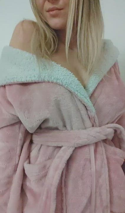I get so turned on knowing guys are cumming looking at my busty tits on my small frame 🇸🇪💦 : video clip
