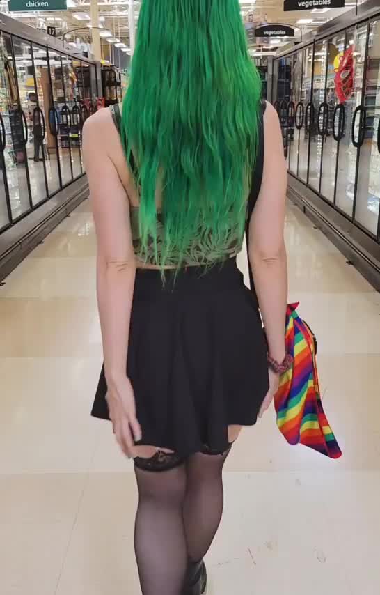 Flashing in public is one of life's simple pleasures [F] : video clip