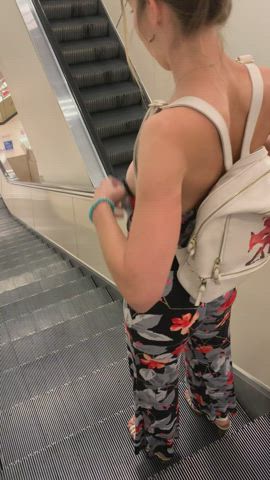 I’ve never had so much fun at the mall [GIF] : video clip