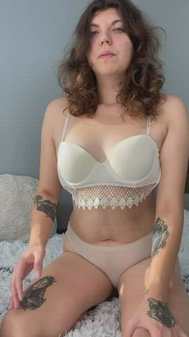 I like to get your attention with my boobs : video clip