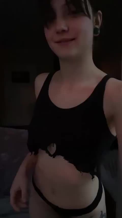 I want to be a babymama I'm just 18 : video clip