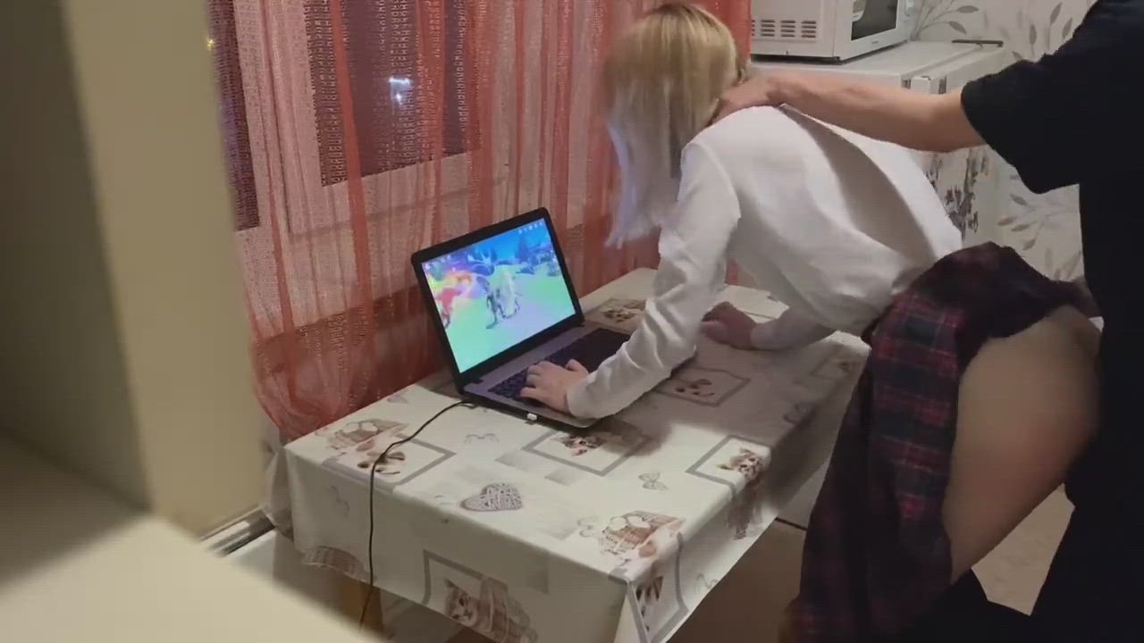 Distracting her from playing Genshin Impact with his cock : video clip