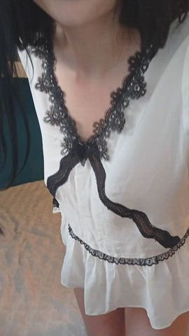 Can I wear this shirt with no bra underneath, or my classmates will notice my nipples? : video clip