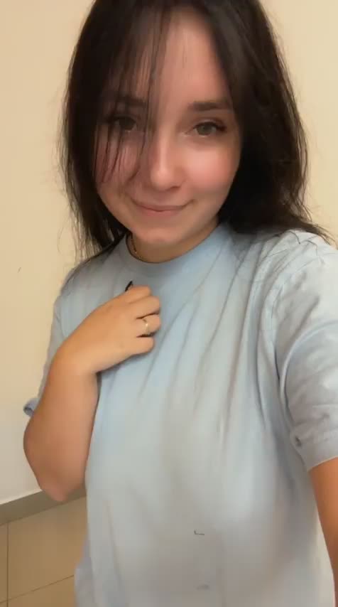 I have some boobies under my tshirt : video clip