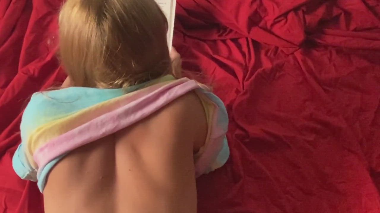 Petite Blonde Lets Him Cum on Her Ass : video clip