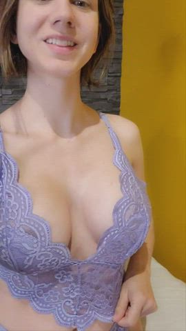 They're so big, it's hard to take off my bra : video clip