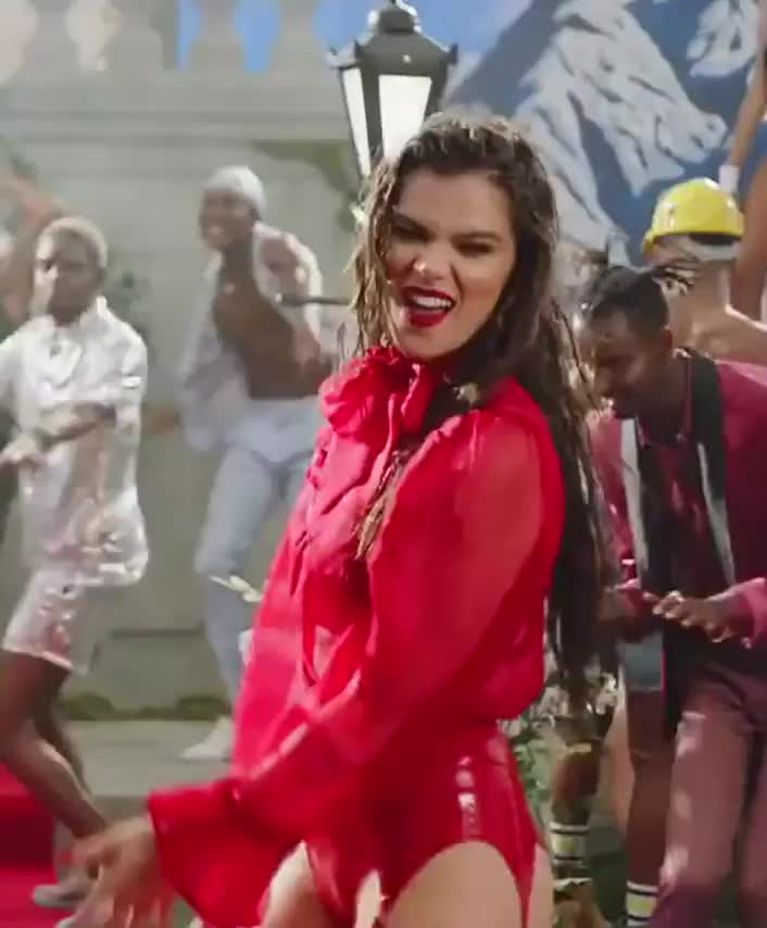Hailee Steinfeld Has Such A Tight Bod : video clip