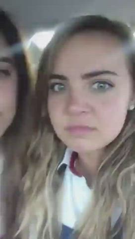 Kissing In Car : video clip