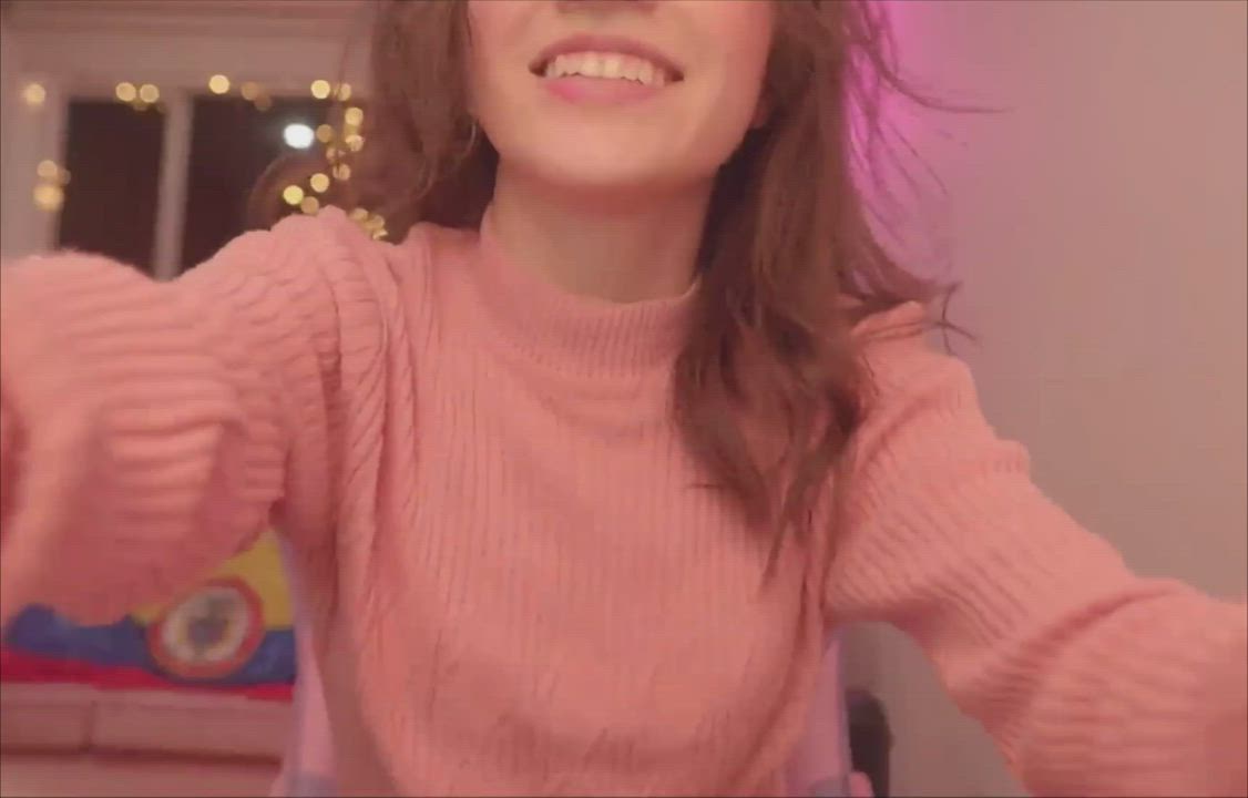 Adorable Cutie Strips Down : video clip