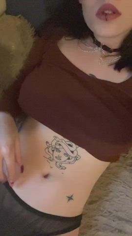 a gothic babe who wants to jump on you : video clip