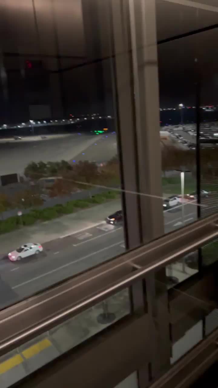 Elevator blowjob : video clip