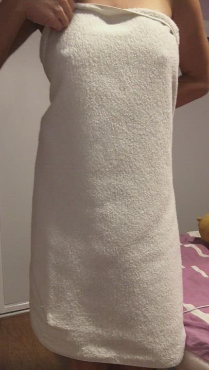 Do you like the way my nipples poke through the towel? Or do you prefer the towel off 😉 : video clip