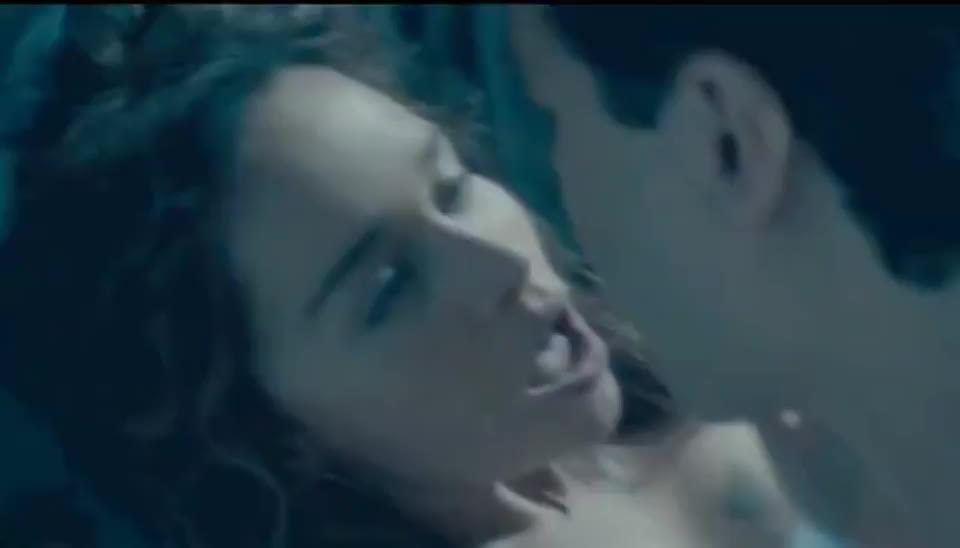 Emilia Clarke in Above Suspicion : video clip