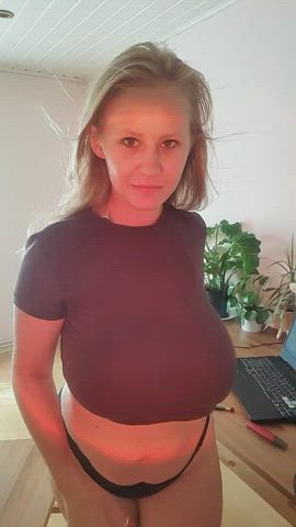 Yes, I like it too, when after a spanking this big ass of mine waves this way. Kisses : video clip