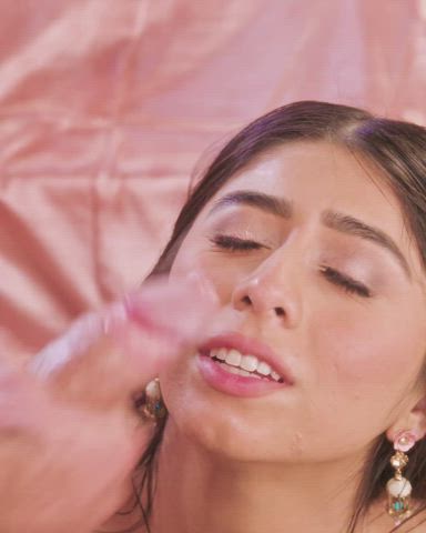 Slut with hungry eyes gets creamed over her face : video clip