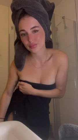 Would anyone lick my pussy post showering? (OC) (f) : video clip