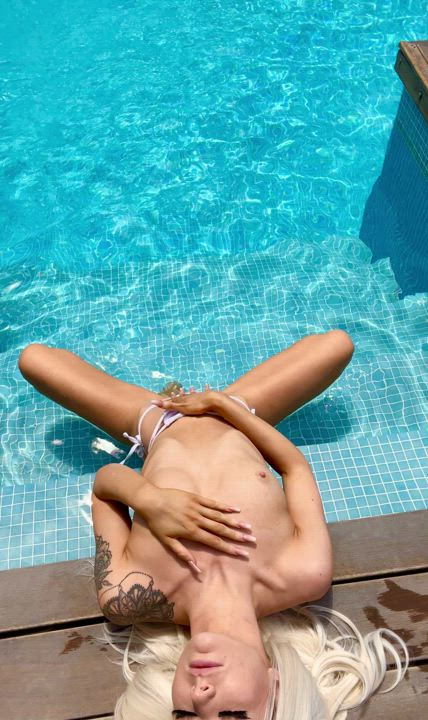 I hope noone minds how wet my pussy gets in the pool : video clip