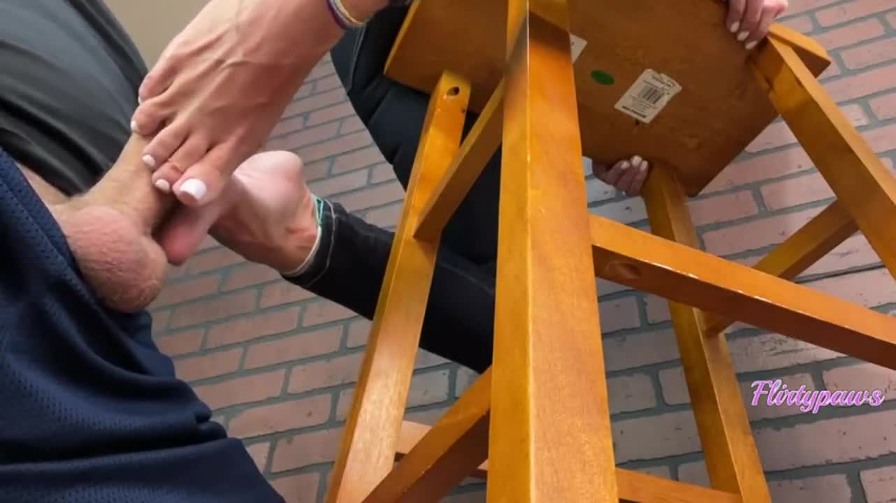 He made a mess on my sandals : video clip