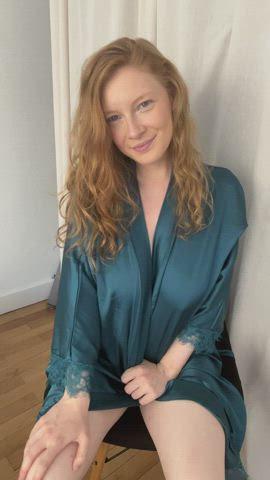 Fiery hair, pale body! : video clip