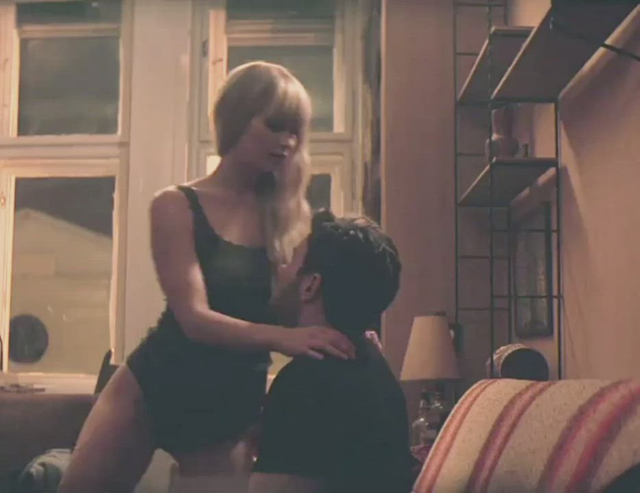 Jennifer Lawrence takes control and does some riding : video clip