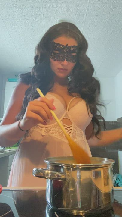 is there everyone who wants to cook with me 🥺 : video clip