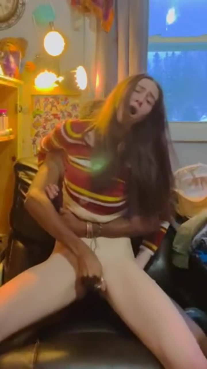 I love getting my head pushed while my pussy's pushed : video clip