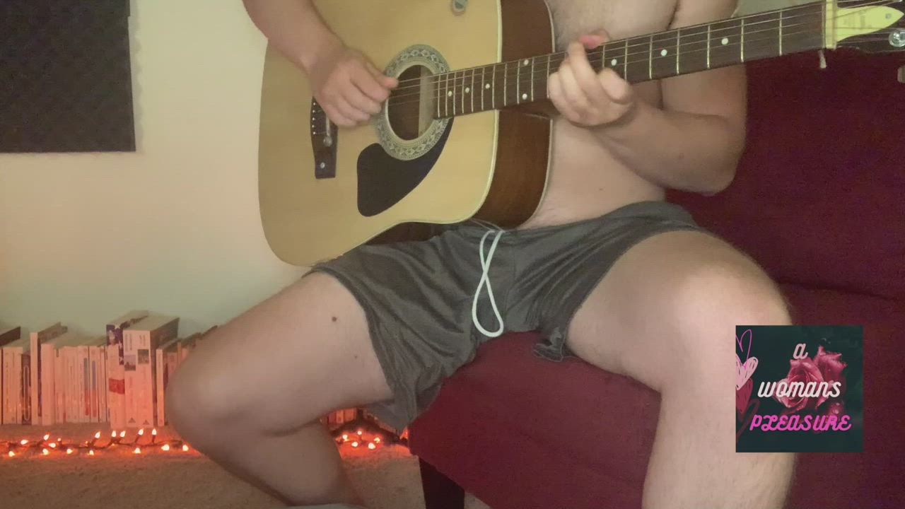 Am I the only girl who gets this turned on by a man playing guitar? : video clip
