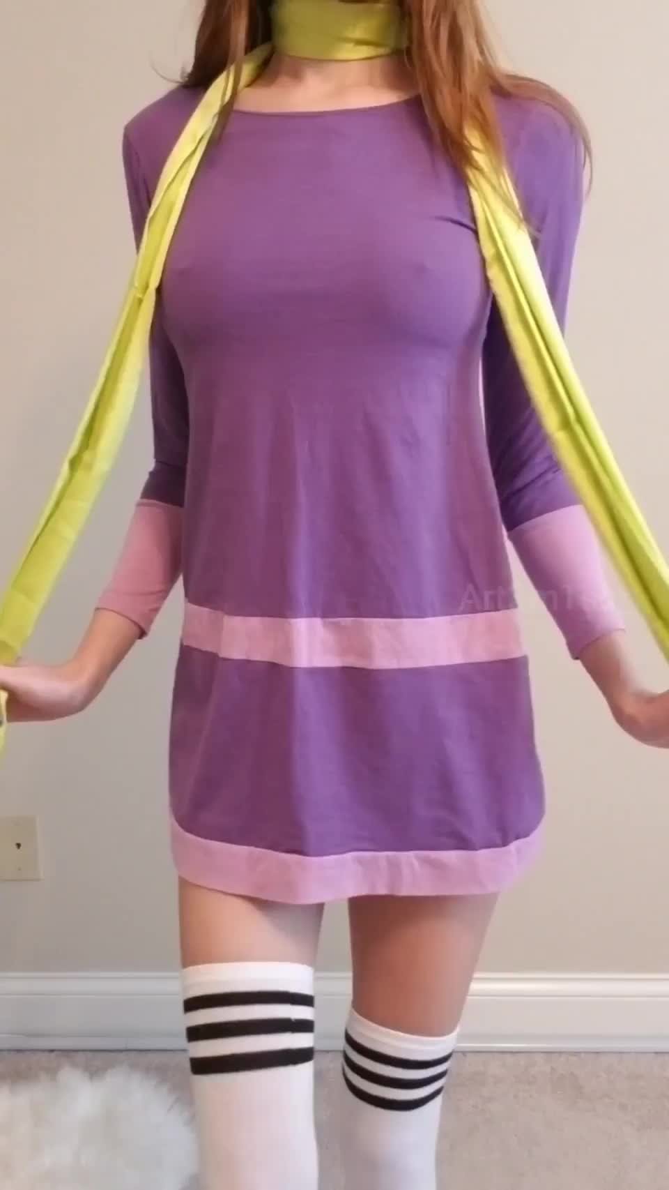 Start your day with a pale and petite girl : video clip