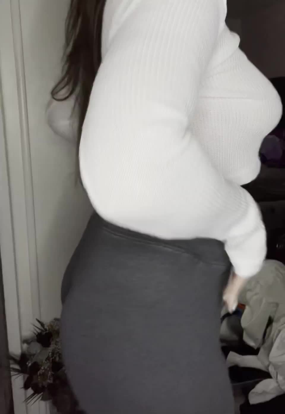 Eat my pretty barely legal pussy 🐱 💦 : video clip