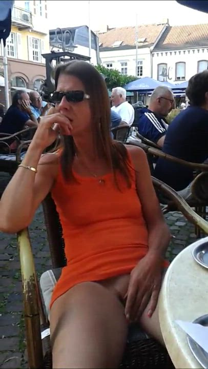 Milf Rubbing her Clit in a Public Cafe : video clip