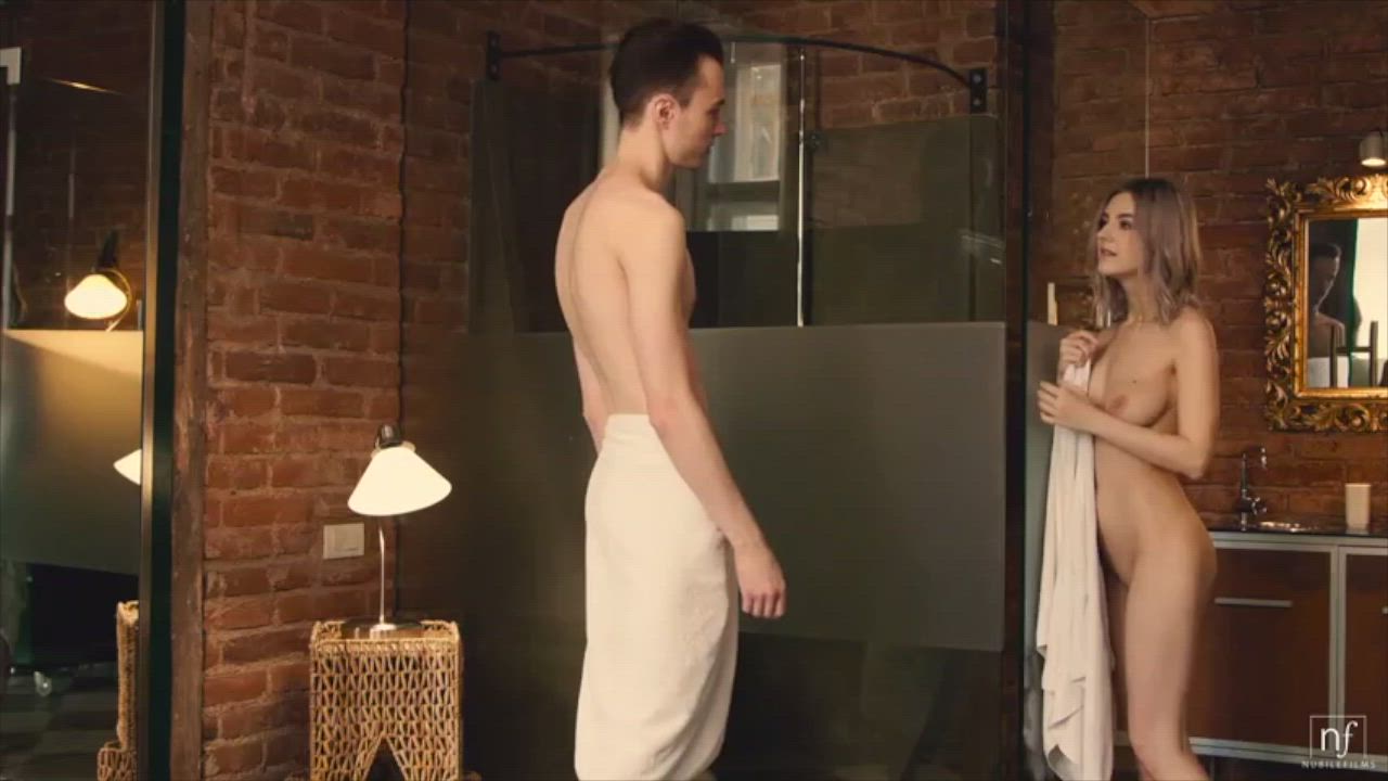 Eva Elfie passionately kissing : video clip