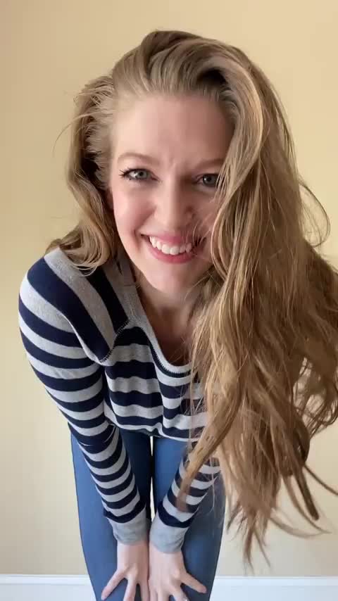 A peek under my mom sweater ;) f33 : video clip