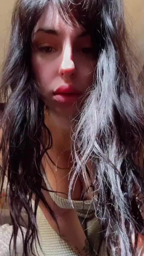 Woke up ten mins ago 💕 how will you get me back in bed? : video clip