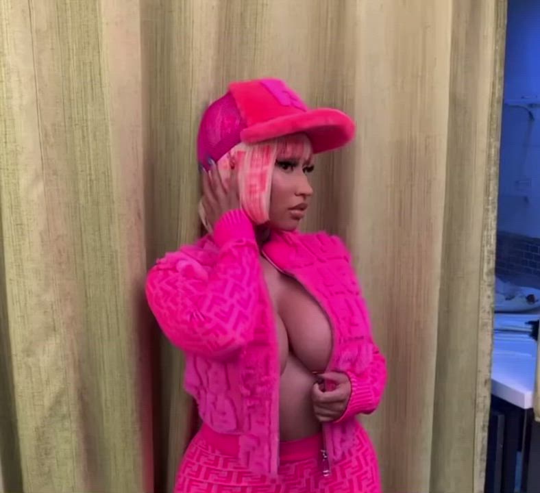 Nicki Minaj almost letting them out : video clip