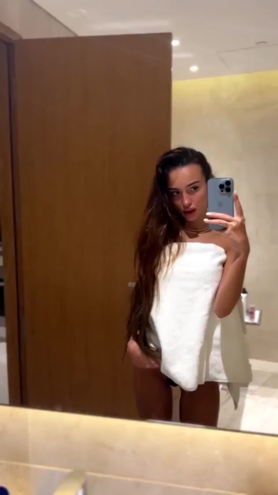 Taking boyfriend applications, I need someone to was my body in the shower, can you handle that? : video clip