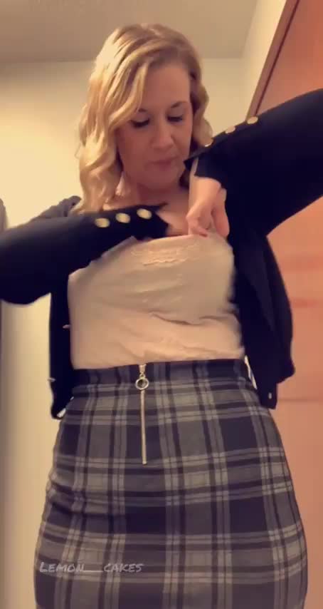 I had to walk by my boss and coworkers with this plug in my bra😅 (f) : video clip