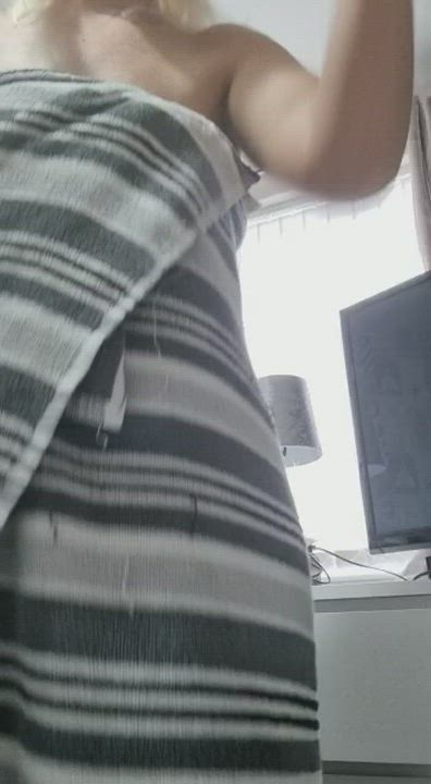 Fresh out the shower and ready to be your naughty slut : video clip