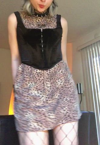 5’1 horny goth gf here 🥰 Do you like what’s under my dress? : video clip