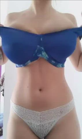Girl gets off by bouncing her Boobs : video clip