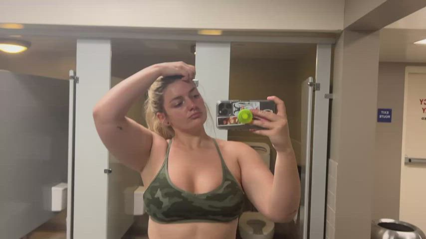 The gym makes me so horny : video clip