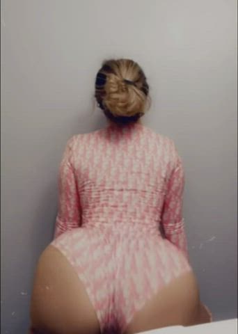 How long would you last with all this booty bouncing on you? : video clip