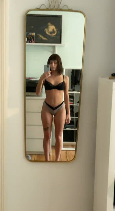 could you fuck my 18y/o pussy when I stretch like this?😏😈 : video clip